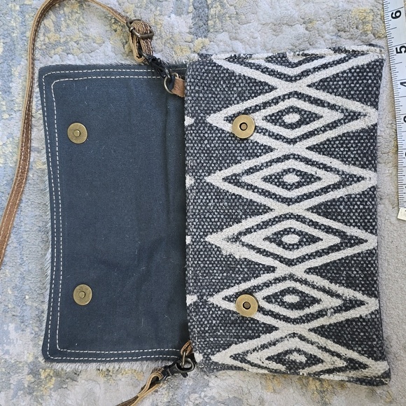 Myra Cross Body Bag or Clutch - Picture 8 of 13